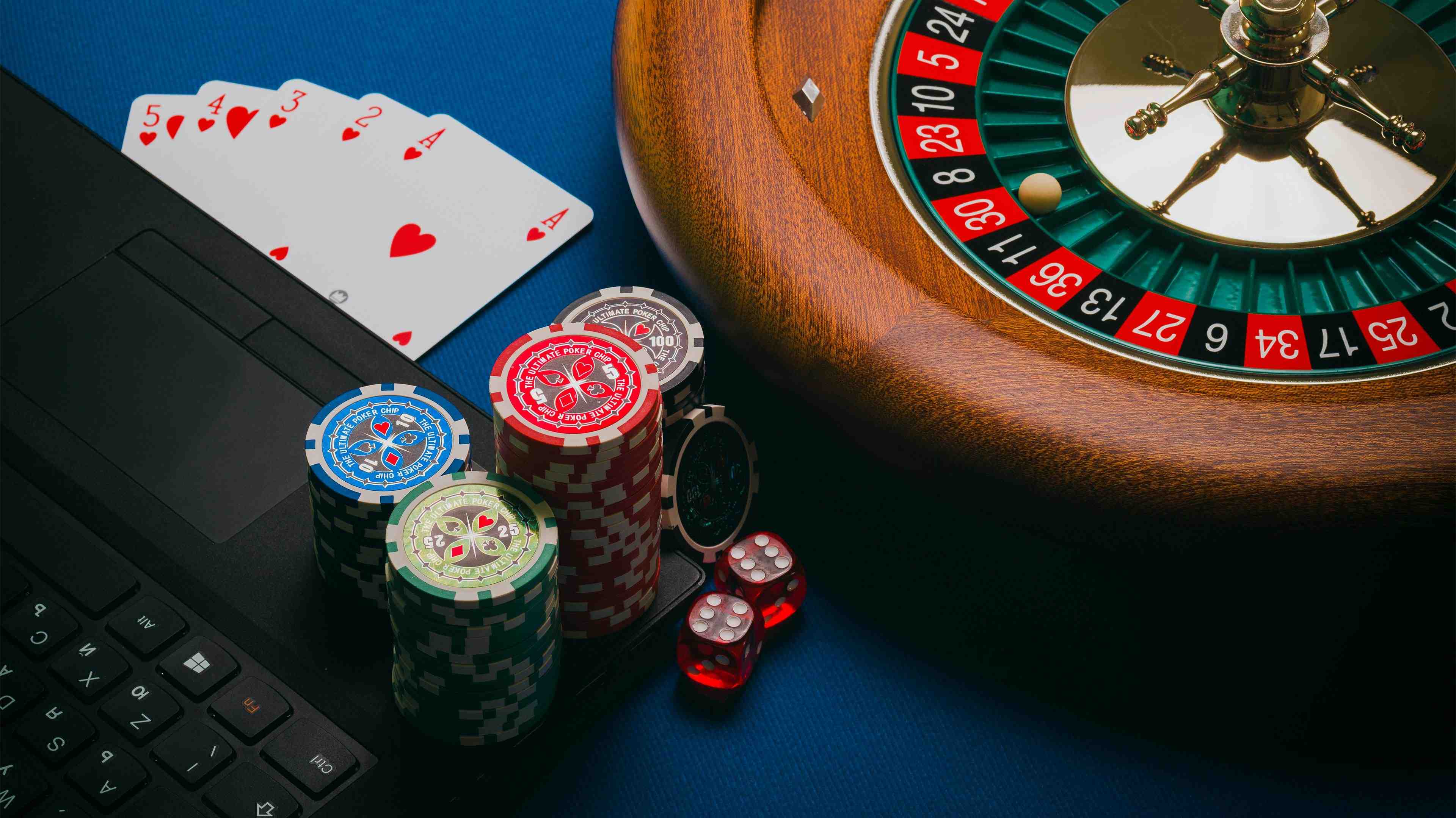 Suasana bermain slot online dan live casino di jutawanslot yang penuh warna neon magenta dan lingkungan gaming yang seru