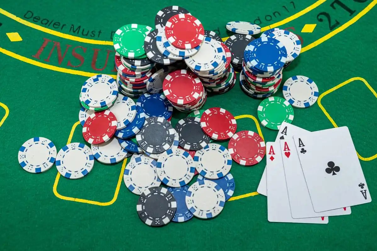 Dealer live casino profesional memegang kartu dalam suasana kasino online yang energik